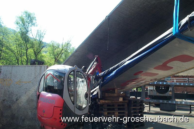 THL Weilbach, Linde Werk IV 118.jpg - Ein Minibagger hilft mit